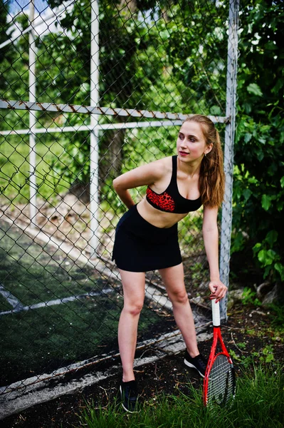 Hermosa jugadora de tenis deportiva con raqueta en ropa deportiva co — Foto de Stock