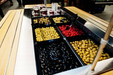 Süpermarket farklı zeytin satır.