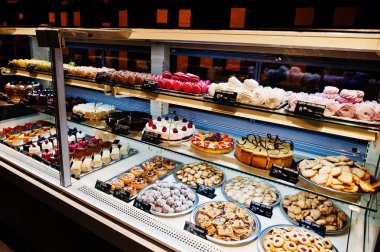 Satılık süpermarket raflar çeşitli kekler.