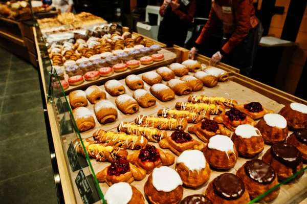 Diverses pâtisseries sur les étagères des supermarchés à vendre . — Photo