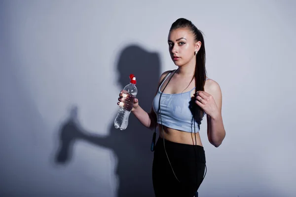 Natte vrolijke aantrekkelijke jonge fitness vrouw in de top en zwarte been — Stockfoto