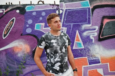 Şehir sokakta poz yakışıklı adamın Lifestyle portre 