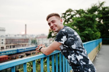 Şehir sokakta poz yakışıklı adamın Lifestyle portre 