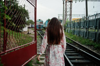 Tren istasyonunda poz genç kız Lifestyle portre.