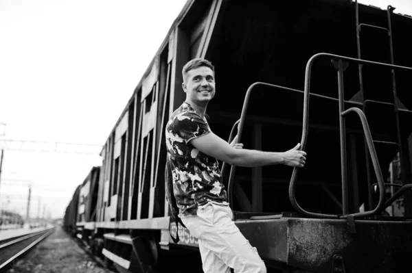 Lifestyle-Porträt eines gutaussehenden Mannes, der am Bahnhof posiert. — Stockfoto