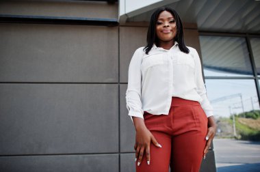 Resmen beyaz bluz afrikalı-Amerikalı iş kadını giyinmiş