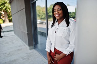 Resmen beyaz bluz afrikalı-Amerikalı iş kadını giyinmiş