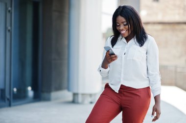 Resmen beyaz bluz afrikalı-Amerikalı iş kadını giyinmiş