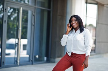 Resmen beyaz bluz afrikalı-Amerikalı iş kadını giyinmiş