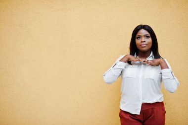 Resmen beyaz bluz afrikalı-Amerikalı iş kadını giyinmiş