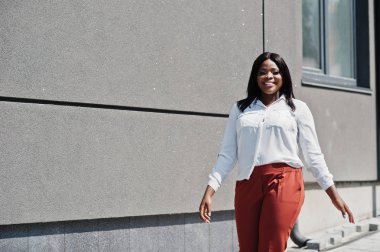 Resmen beyaz bluz afrikalı-Amerikalı iş kadını giyinmiş