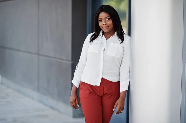 Mujer de negocios afroamericana vestida formalmente en blusa blanca — Foto de Stock