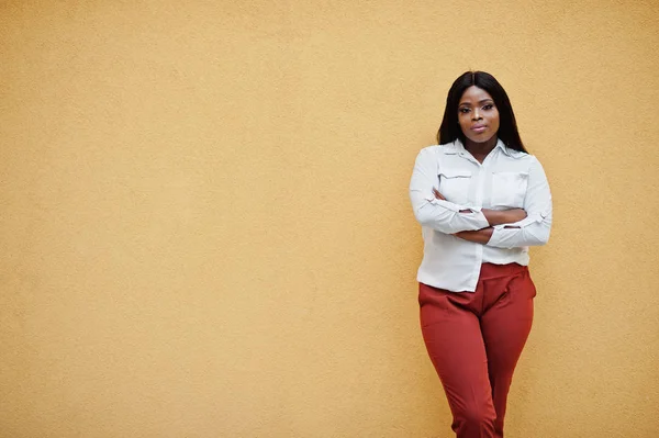 Формально одягнена афроамериканська бізнес-леді в білій блузці — стокове фото