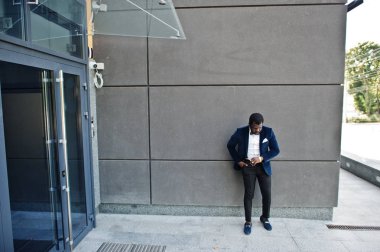 Resmi giyim ve yay yakışıklı moda afro-amerikan adam