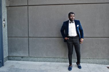 Resmi giyim ve yay yakışıklı moda afro-amerikan adam