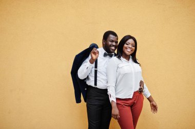 Resmi giyim şık Afrikalı Amerikalı çift. Romantik çift 