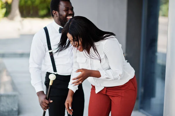 Elegante pareja afroamericana en ropa formal. Pareja romántica — Foto de Stock