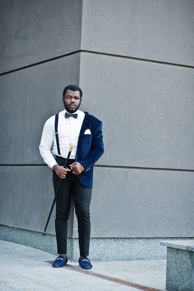 Csinos divatos afro-amerikai férfi a formális kopás és íj — Stock Fotó