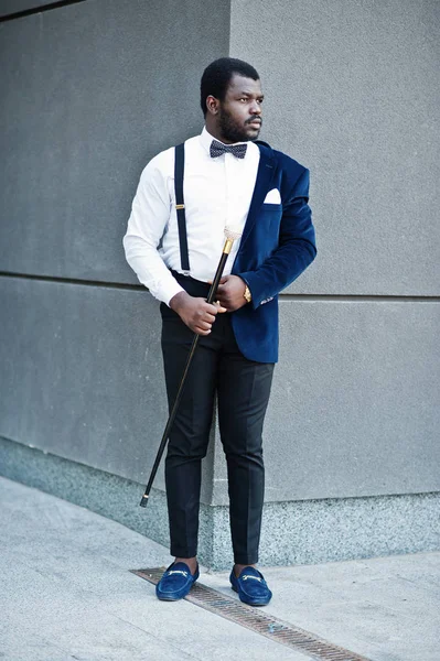 Красивий модний афроамериканський чоловік у формальному одязі та носі — стокове фото