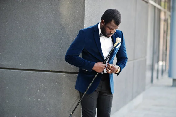 フォーマルな服装と弓でハンサムなファッショナブルなアフリカ系アメリカ人の男性 — ストック写真