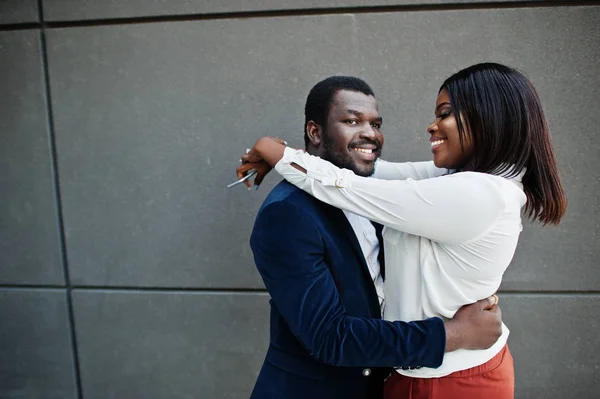 Elegante pareja afroamericana en formales abrazos desgaste juntos. Ro. — Foto de Stock