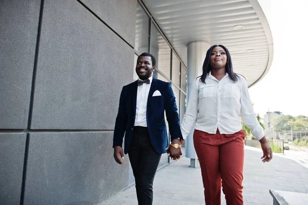 Стильна афроамериканець пара в офіційному носити ходьба з утримання — стокове фото