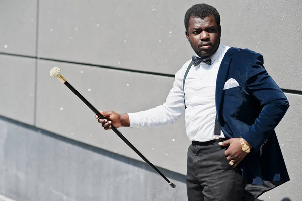 Przystojny modny African American Man w formalne zużycie i łuk — Zdjęcie stockowe