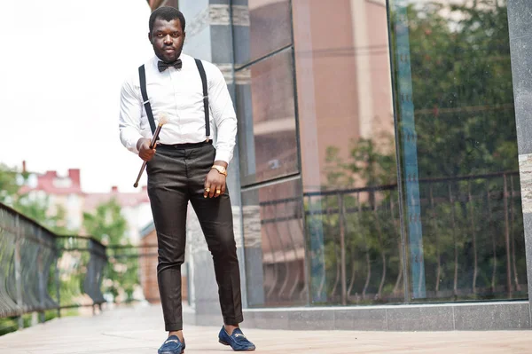Guapo hombre afroamericano de moda en ropa formal, lazo ti —  Fotos de Stock