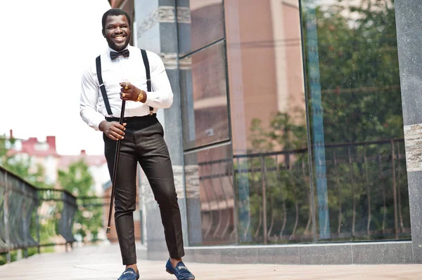 Bello alla moda afroamericano uomo in abito formale, arco ti — Foto Stock