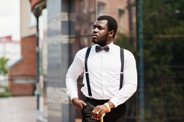 Snygg fashionabla afrikansk amerikansk man i formella slitage, Bow ti — Stockfoto