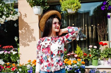 Karşı pembe gözlük ve şapka esmer kız Yaz portresi