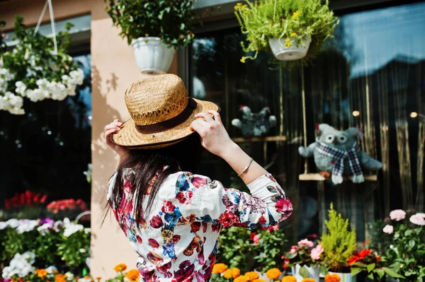 Retrato de verano de chica morena en gafas de color rosa y sombrero contra — Foto de Stock