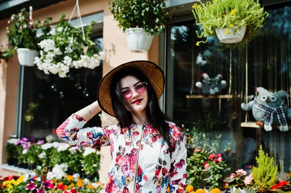 Retrato de verano de chica morena en gafas de color rosa y sombrero contra — Foto de Stock