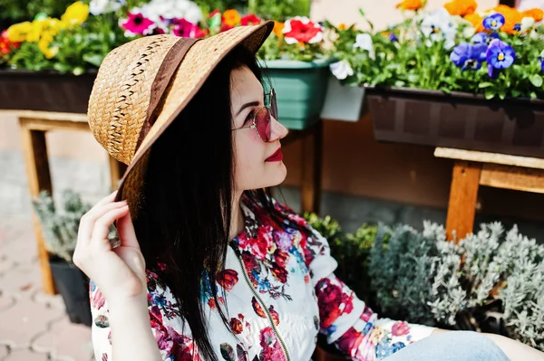 Retrato de verano de chica morena en gafas de color rosa y sombrero contra — Foto de Stock