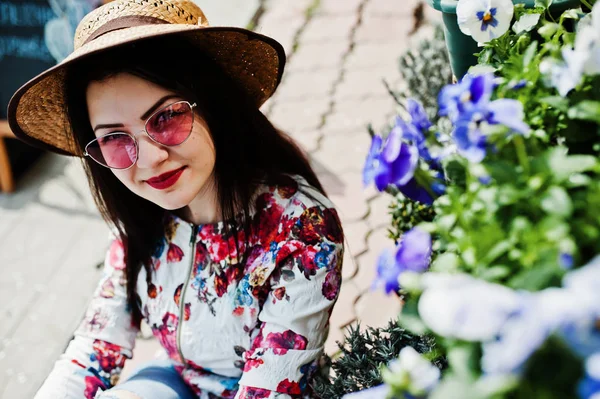 Sommar porträtt av brunett flicka i rosa glasögon och hatt mot — Stockfoto