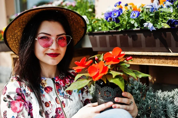 Retrato de verano de chica morena en gafas de color rosa y sombrero contra — Foto de Stock