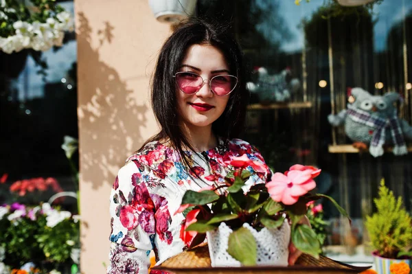 Retrato de verano de chica morena en gafas de color rosa y sombrero contra — Foto de Stock