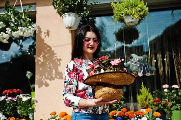 Portrait d'été de fille brune en lunettes roses et chapeau contre — Photo