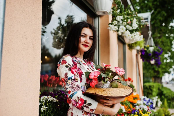 Portrait d'été de fille brune en lunettes roses et chapeau contre — Photo