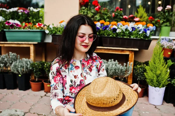 Retrato de verano de chica morena en gafas de color rosa y sombrero contra — Foto de Stock