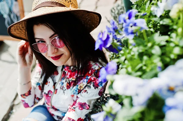 Retrato de verão de menina morena em óculos rosa e chapéu contra — Fotografia de Stock