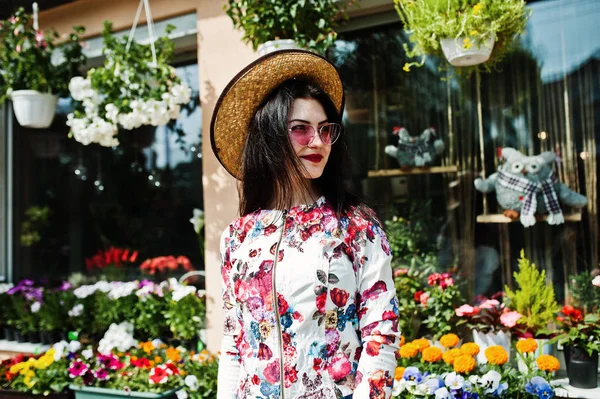 Retrato de verano de chica morena en gafas de color rosa y sombrero contra — Foto de Stock