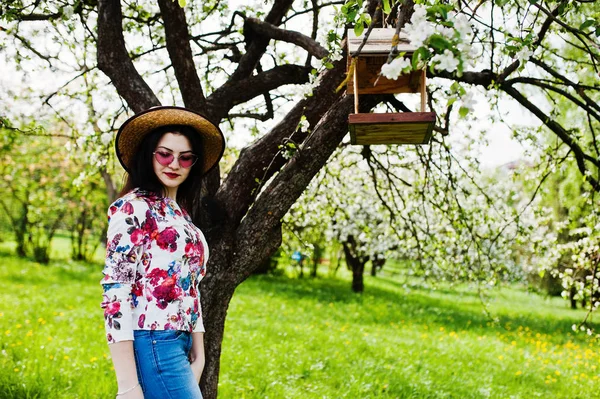 Retrato primaveral de chica morena en gafas rosas y sombrero en gree — Foto de Stock