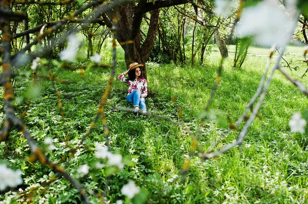 Retrato de primavera de menina morena em óculos rosa e chapéu no gree — Fotografia de Stock