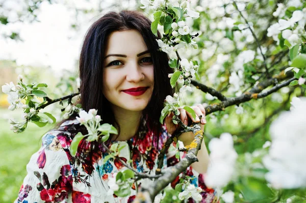 Yeşil çiçek bahçesinde esmer kız Bahar portre. — Stok fotoğraf