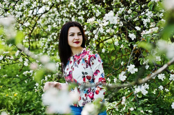 Yeşil çiçek bahçesinde esmer kız Bahar portre. — Stok fotoğraf