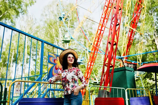 Retrato de chica morena en gafas rosas y sombrero con helado — Foto de Stock