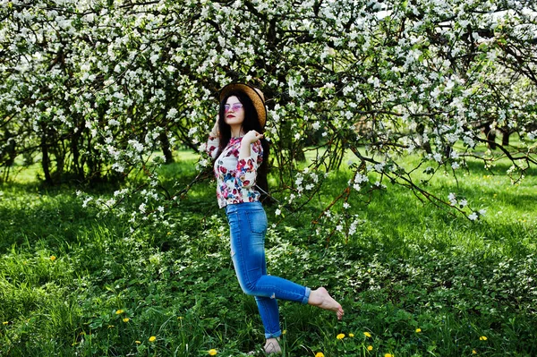 Våren porträtt av brunett flicka i rosa glasögon och hatt på Gree — Stockfoto