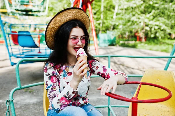 Retrato de chica morena en gafas rosas y sombrero con helado — Foto de Stock