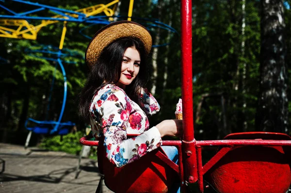 Retrato de chica morena en gafas rosas y sombrero con helado — Foto de Stock